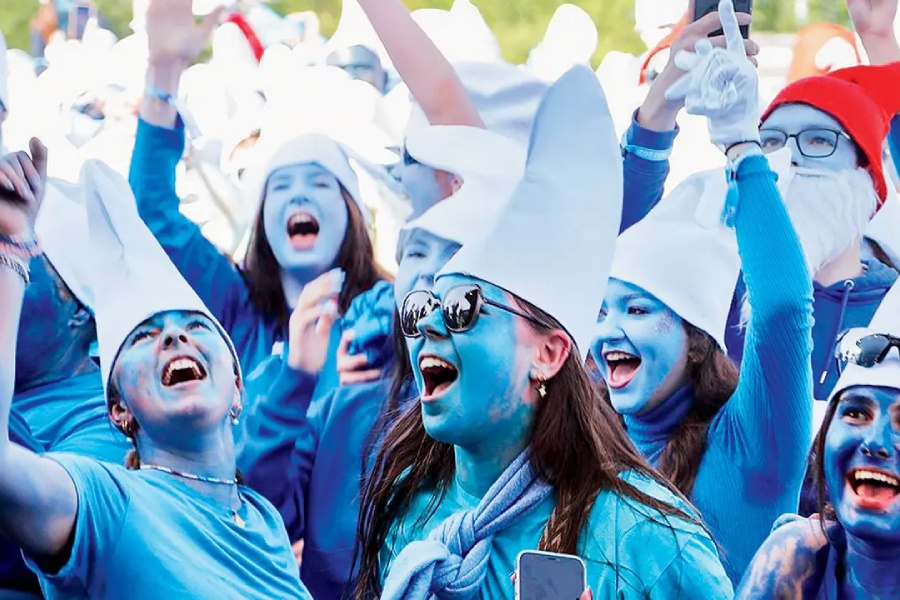 Pueblo francés se convierte en Pitufolandia: 3.076 personas logran el récord mundial