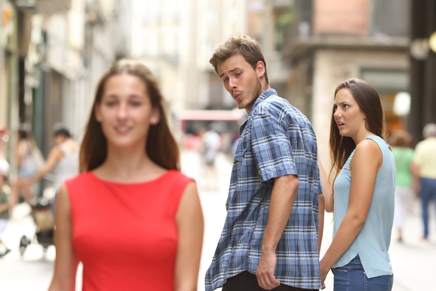 El meme de "Distracted Boyfriend" cumple 10 años y sigue siendo viral