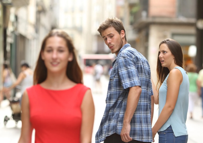 El meme de "Distracted Boyfriend" cumple 10 años y sigue siendo viral