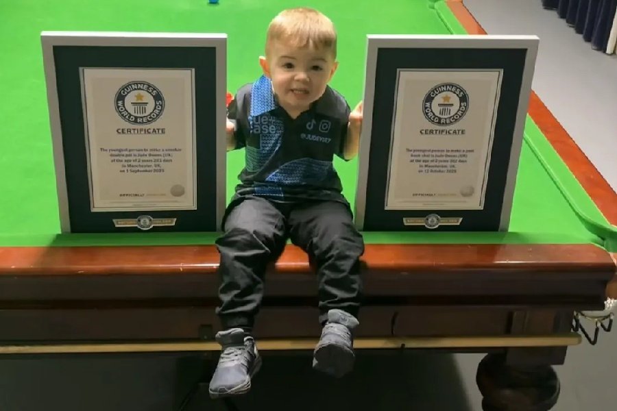 Jude, el niño de 2 años de Manchester que ya tiene dos Récords Guinness de billar y snooker