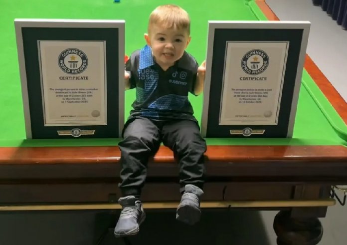 Jude, el niño de 2 años de Manchester que ya tiene dos Récords Guinness de billar y snooker
