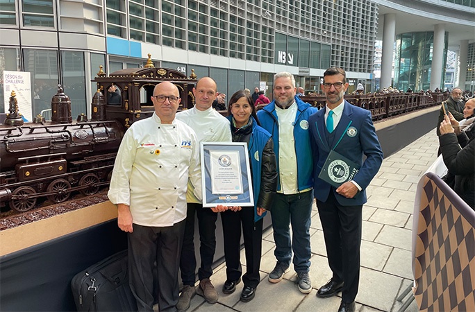 Equipo de Andrew Farrugia con el juez de Guinness World Records