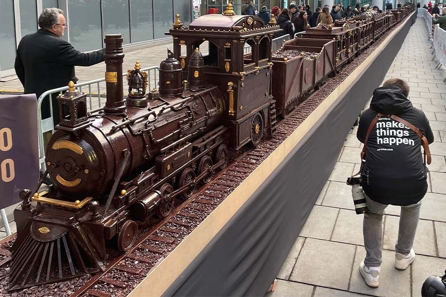 Un tren de vapor de chocolate de 55 metros entra en el Guinness: más largo que una piscina olímpica