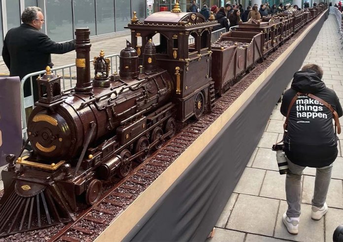 Un tren de vapor de chocolate de 55 metros entra en el Guinness: más largo que una piscina olímpica