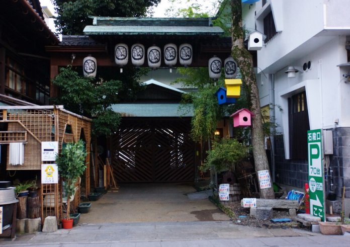 En esta escuela japonesa los fideos se amasan con los pie...
