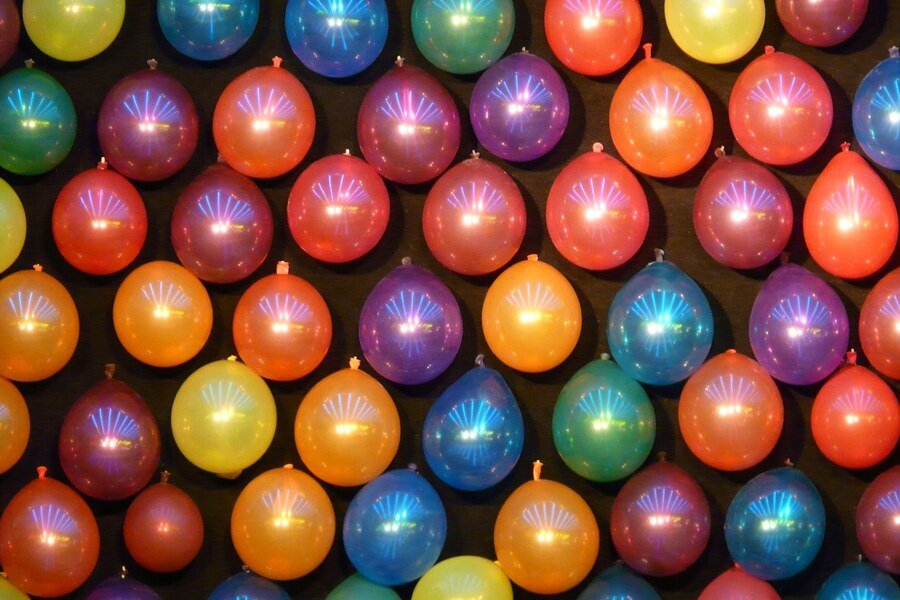 México bate un récord Guinness con una fábrica de Willy Wonka hecha con casi un millón de globos