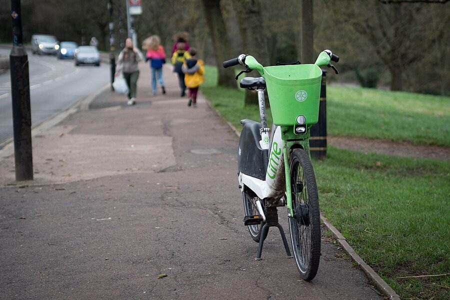 Dos caballeros se baten en duelo sobre bicis eléctricas en Londres y la empresa avisa: «no son para justas»