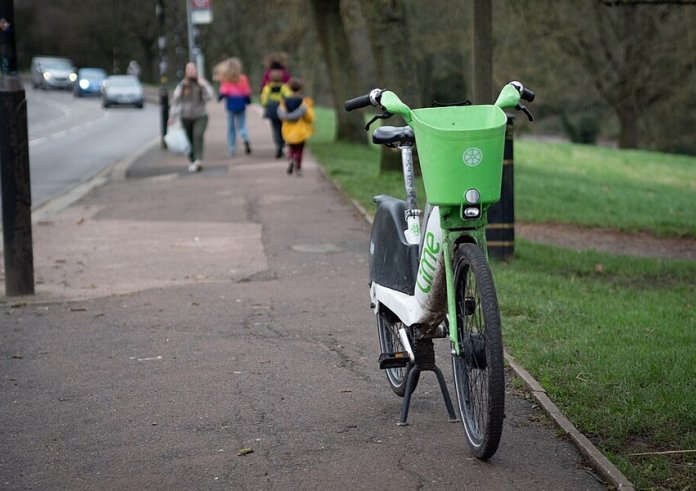 Dos caballeros se baten en duelo sobre bicis eléctrica...