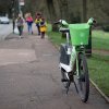 Dos caballeros se baten en duelo sobre bicis eléctricas en Londres y la empresa avisa: «no son para justas»